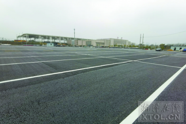 湘潭火車站南廣場(chǎng)公交站場(chǎng)修葺一新，只等公交車輛入駐。（記者 譚濤 攝）