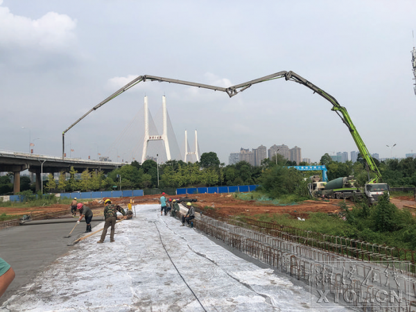 三大橋河?xùn)|匝道建設(shè)工程完成南北匝道橋面鋪筑。