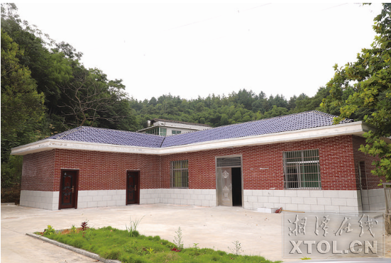 加大對對口幫扶村的基礎設施建設和產(chǎn)業(yè)幫扶資金支持。圖為湘鄉(xiāng)市月山鎮(zhèn)紅日村新修建的組織活動場所。