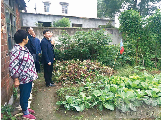 湘潭城發(fā)集團黨委副書記、總經(jīng)理程獻來到陳高家中走訪，了解生產(chǎn)生活情況。