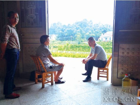 湘潭城發(fā)集團黨委書記、董事長黃勁松開展結(jié)對幫扶走訪，與陳連華促膝交談。