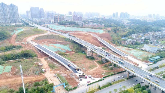 三大橋河?xùn)|匝道路面工程進(jìn)入掃尾階段。（羅韜 攝）.jpg