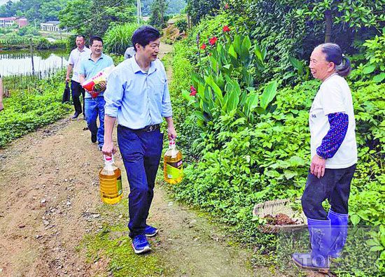 “戶幫戶親幫親，互助脫貧奔小康”，開展走訪慰問。