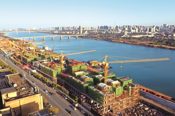 十八總商業(yè)街建設(shè)如潮，文旅展示區(qū)、民宿體驗區(qū)已實現(xiàn)對外開放。(1).jpg