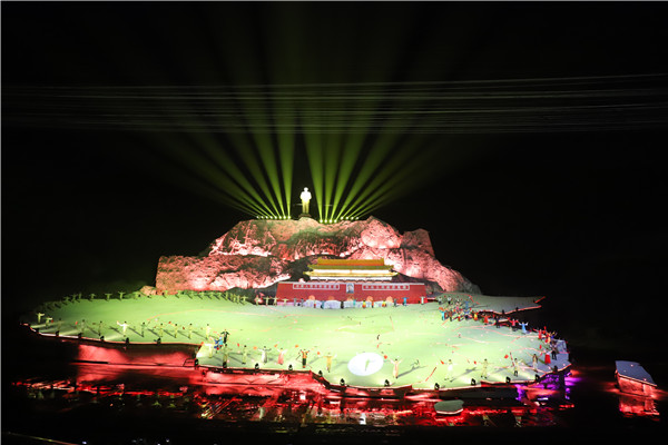 城發(fā)集團參學人員觀看紅色實景演出《中國出了個毛澤東》。.JPG