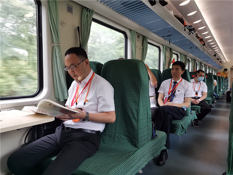車廂課堂學(xué)黨史。_副本.png
