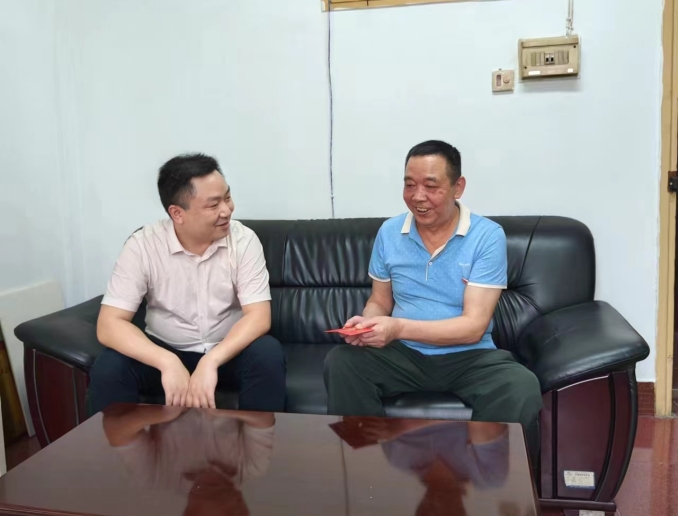 第17張：集團(tuán)黨委委員、紀(jì)委書記肖崢慰問城發(fā)交運(yùn)集團(tuán)困難黨員楊國(guó)生.jpg