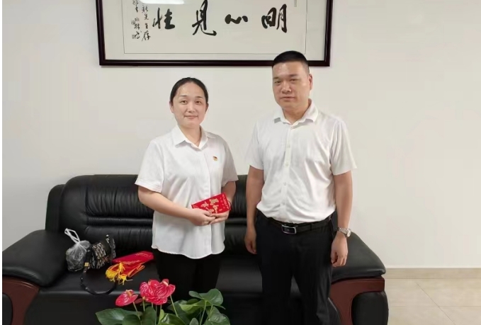 第14張：集團(tuán)黨委委員、副總經(jīng)理黃立新慰問城發(fā)交運(yùn)集團(tuán)困難黨員張岱.jpg