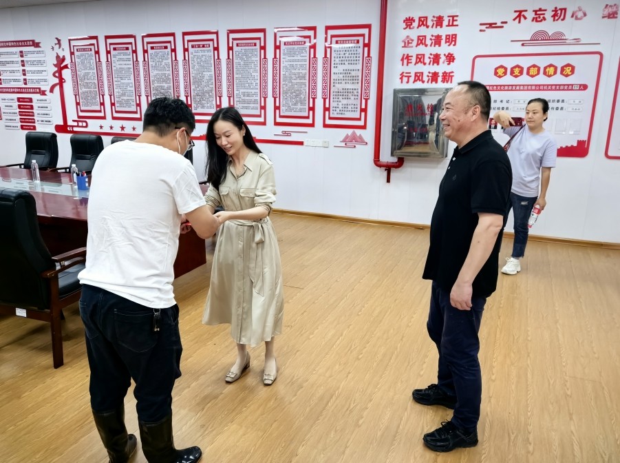 第12張：集團(tuán)黨委委員、總會(huì)計(jì)師王維慰問城發(fā)紅旅集團(tuán)困難黨員唐文城.jpg
