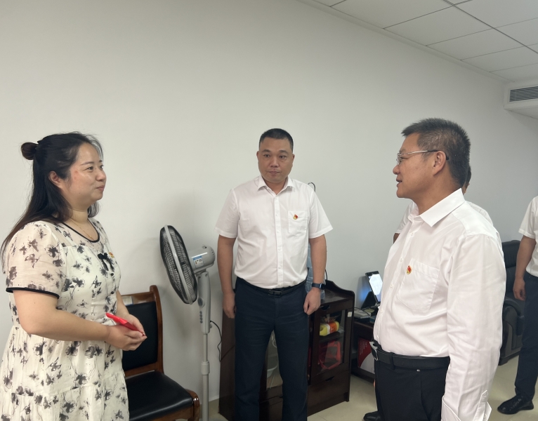 第4張：集團(tuán)黨委書記、董事長(zhǎng)周俊文慰問城發(fā)科技集團(tuán)困難黨員彭煒麗.jpg