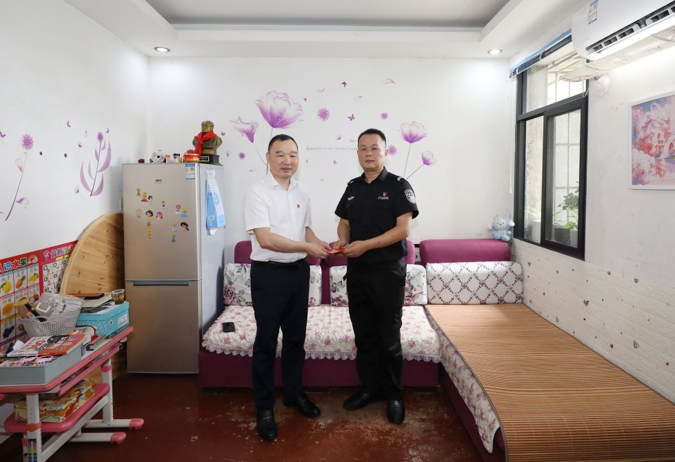 第8張：集團(tuán)黨委委員、副總經(jīng)理胡繼軍慰問城發(fā)湘盾集團(tuán)困難黨員戴力強(qiáng).jpg