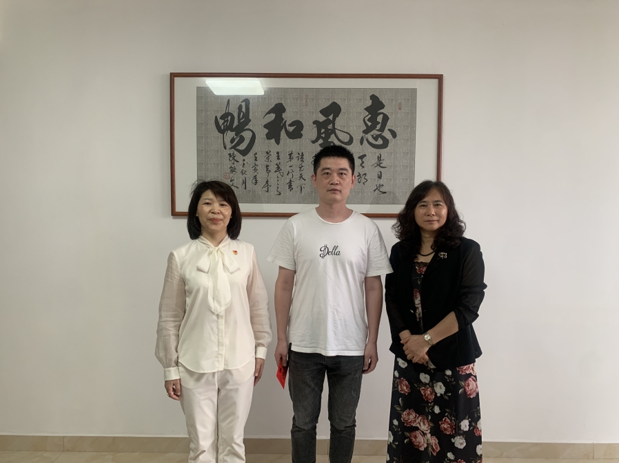 第9張：集團(tuán)黨委委員、副總經(jīng)理孫桂英慰問城發(fā)物業(yè)集團(tuán)困難黨員劉文.jpg